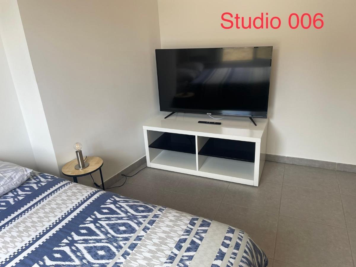Studio A 300 M De La Gare De Mantes-La-Jolie Kültér fotó