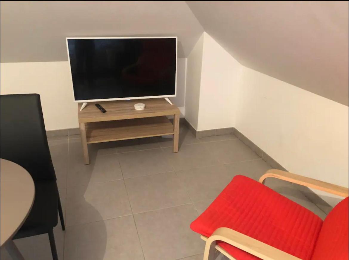 Studio A 300 M De La Gare De Mantes-La-Jolie Kültér fotó