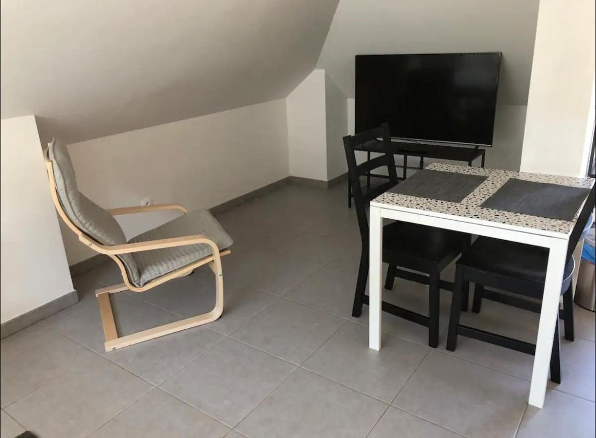 Studio A 300 M De La Gare De Mantes-La-Jolie Kültér fotó