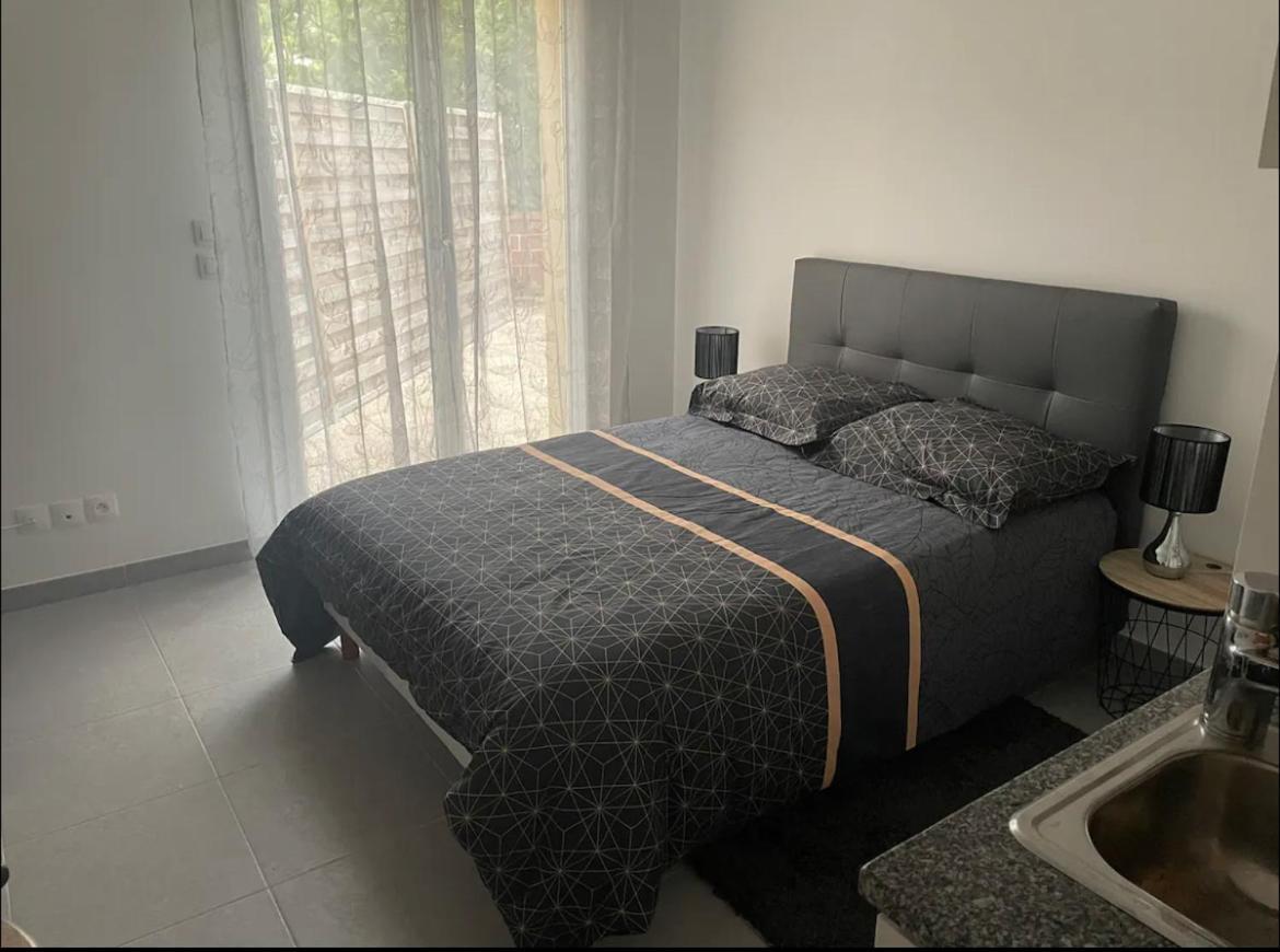 Studio A 300 M De La Gare De Mantes-La-Jolie Kültér fotó